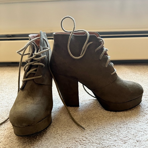 Mix No. 6. Platform Heel Booties in Suede. Olive Green/Army Green. Size 8. - Picture 2 of 4